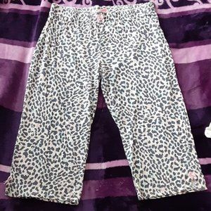 Jennifer Moore, Medium, The colors: light pink, light blue, black, and white